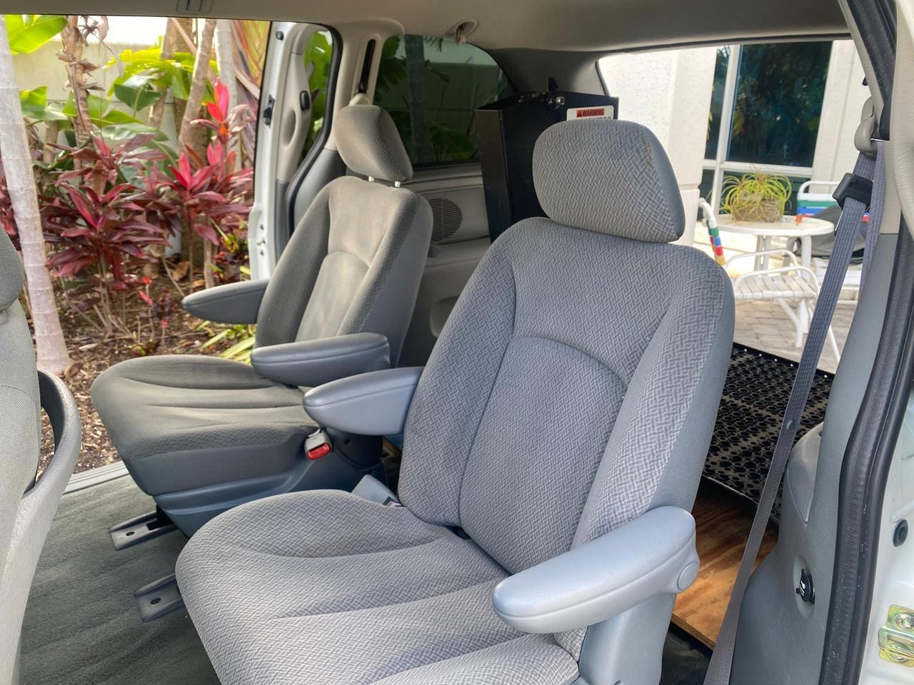 2006 Dodge Caravan SXT LOW MILES 28,367 1 OWNER HANDICAP LIFT Pompano Beach FL