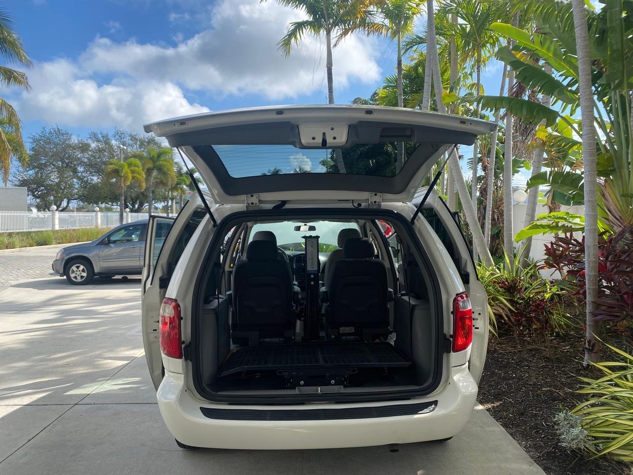 2006 Dodge Caravan SXT LOW MILES 28,367 1 OWNER HANDICAP LIFT Pompano Beach FL