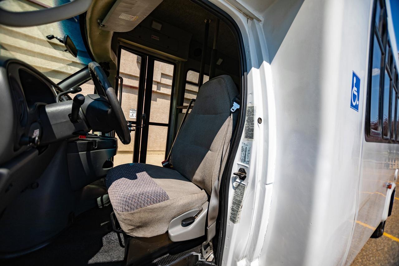 2006 Ford E-450 18 Passenger Wheelchair Lift Red Deer AB