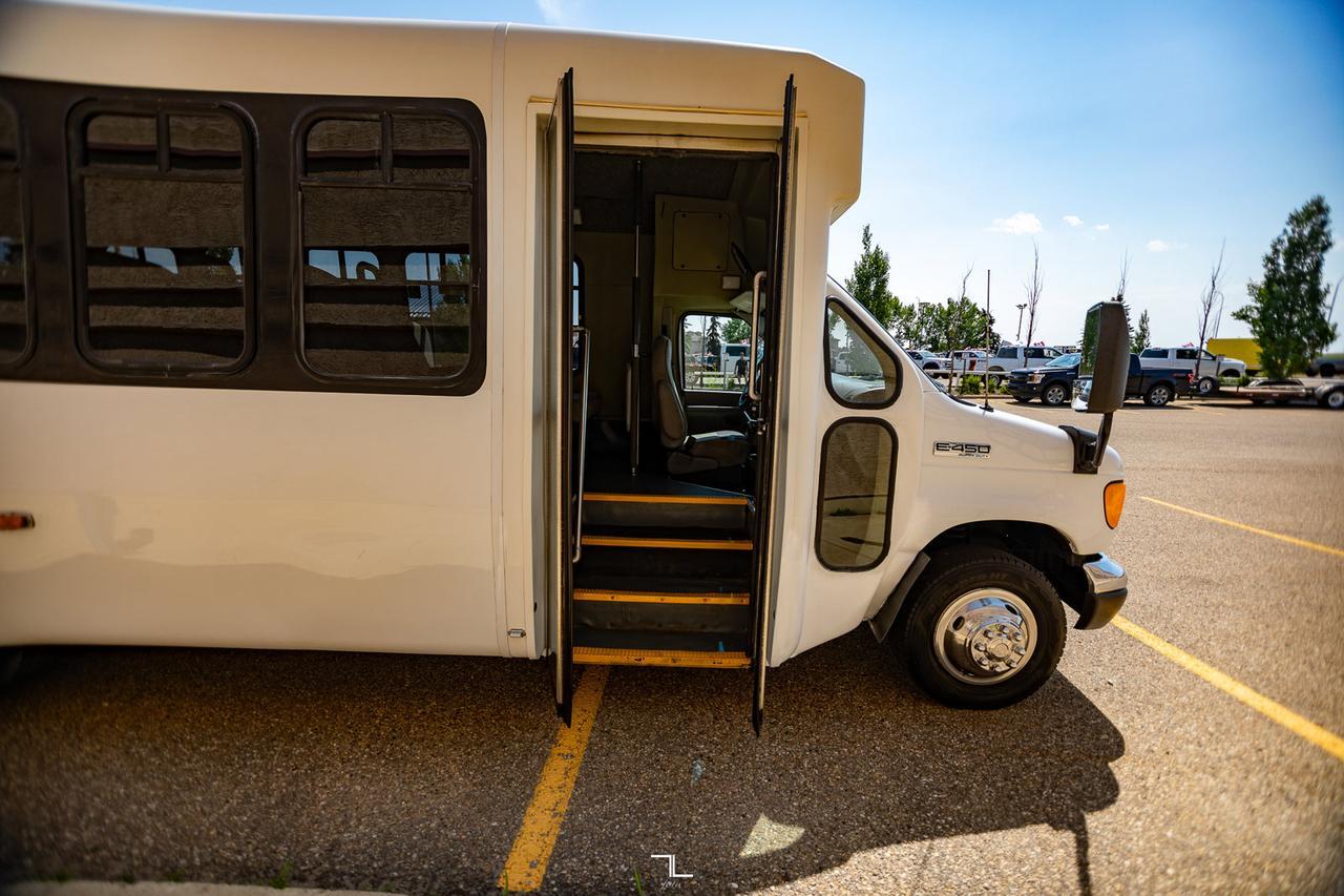 2006 Ford E-450 18 Passenger Wheelchair Lift Red Deer AB
