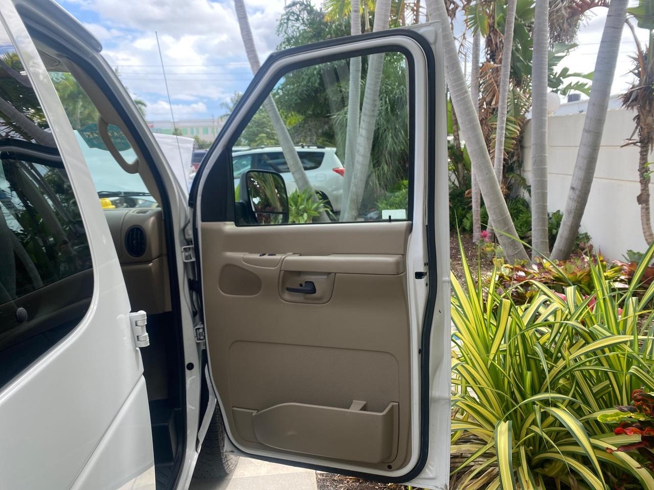 2006 Ford Econoline Wagon XLT LOW MILES 27,333 8 PASS Pompano Beach FL