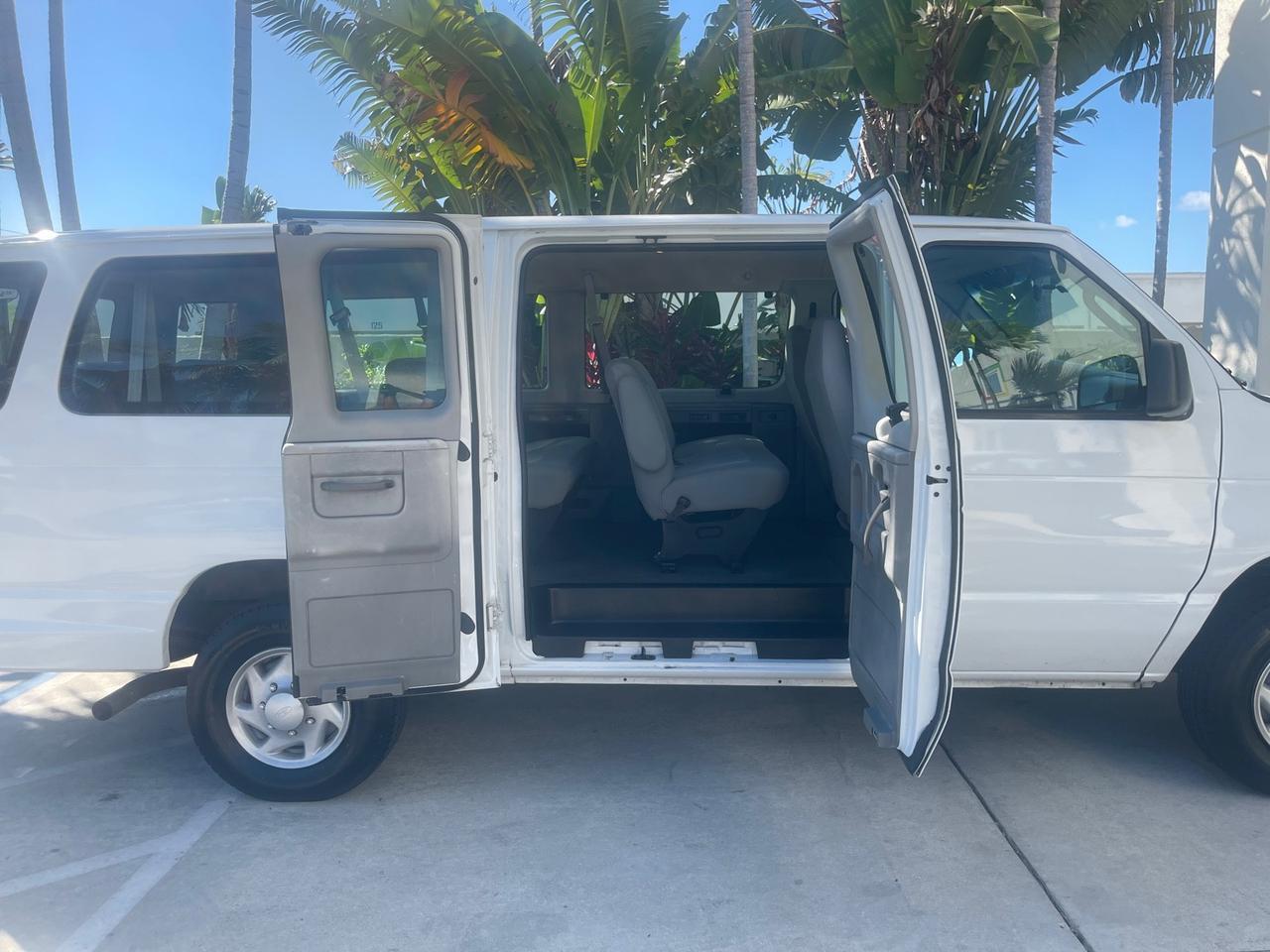 2006 Ford Econoline Wagon XLT LOW MILES 76,470 E350 15 PASS Pompano Beach FL