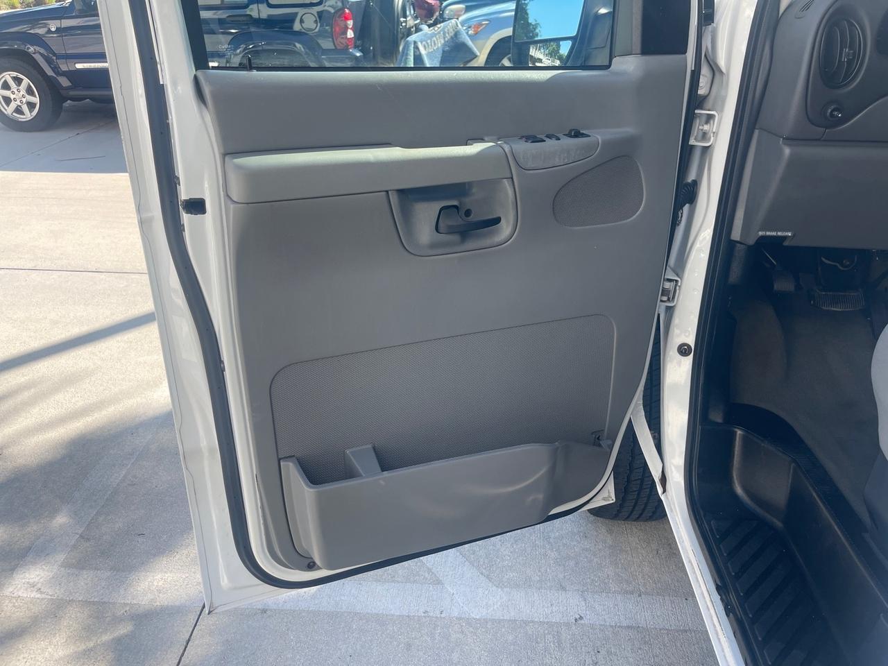 2006 Ford Econoline Wagon XLT LOW MILES 76,470 E350 15 PASS Pompano Beach FL