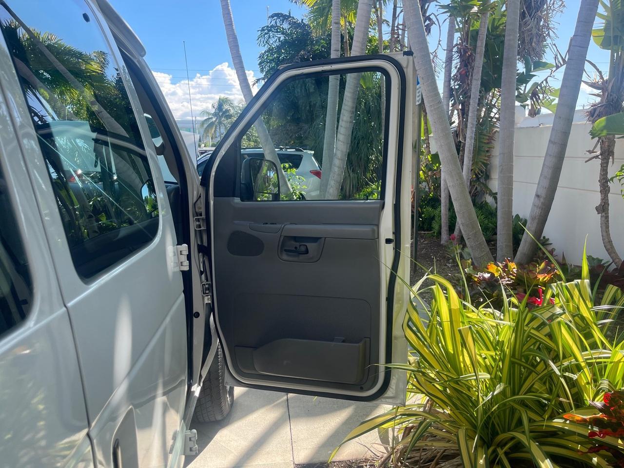 2006 Ford Econoline Wagon XLT LOW MILES 76,470 E350 15 PASS Pompano Beach FL