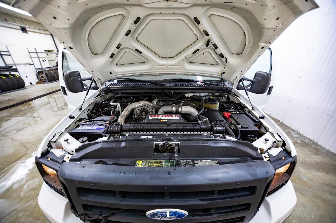 2006 Ford F-350 4x4 Crew Cab XL Deck Diesel Red Deer AB