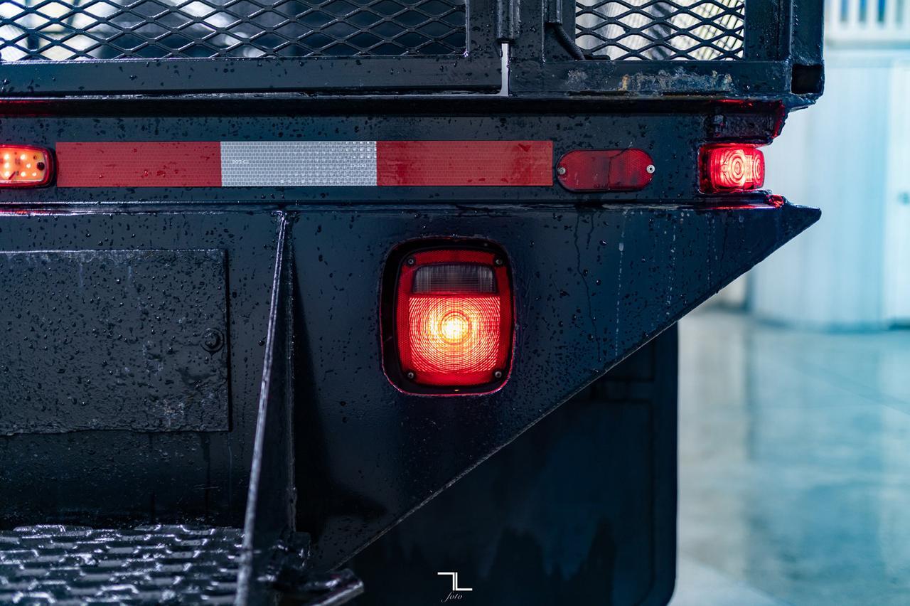 2006 Ford F-350 4x4 Crew Cab XL Deck Diesel Red Deer AB