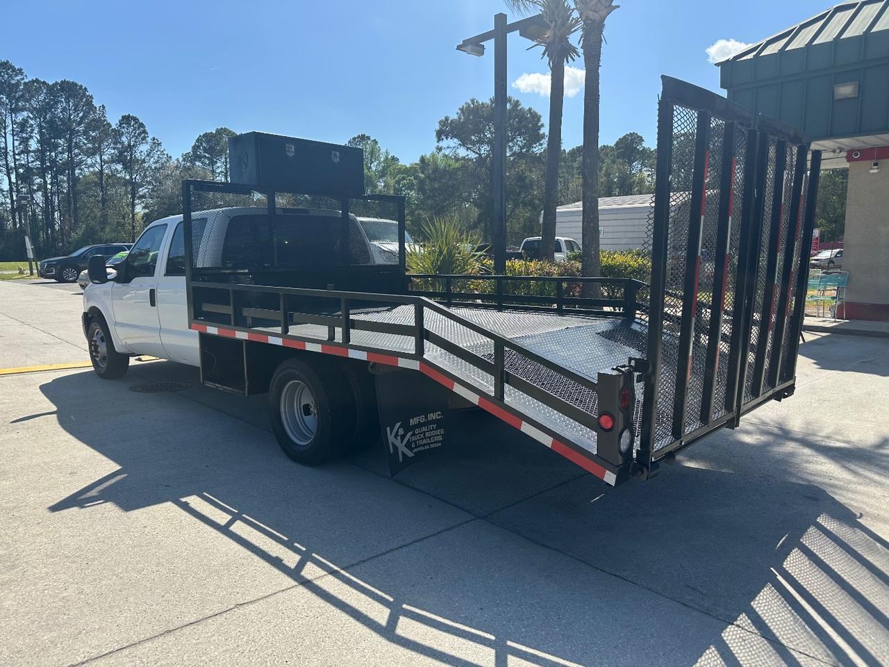 2006 Ford F-350 Chassis XL