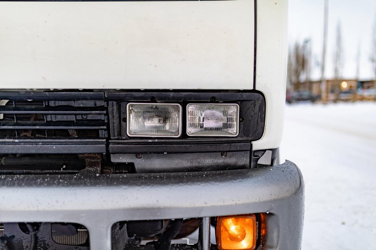 2006 GMC T-6500 Tilt Cab Cube Van Diesel Powerlift Tailgate Red Deer AB