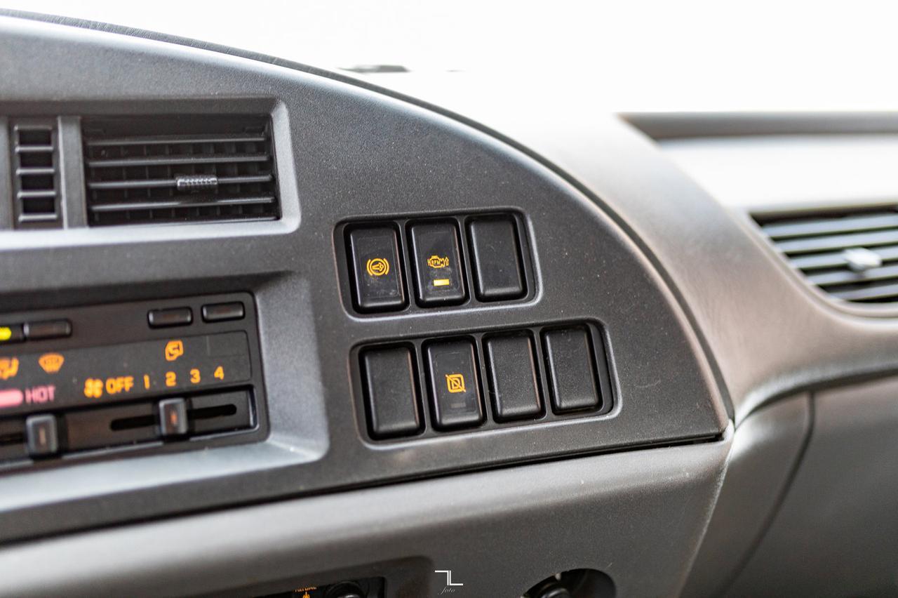 2006 GMC T-6500 Tilt Cab Cube Van Diesel Powerlift Tailgate Red Deer AB