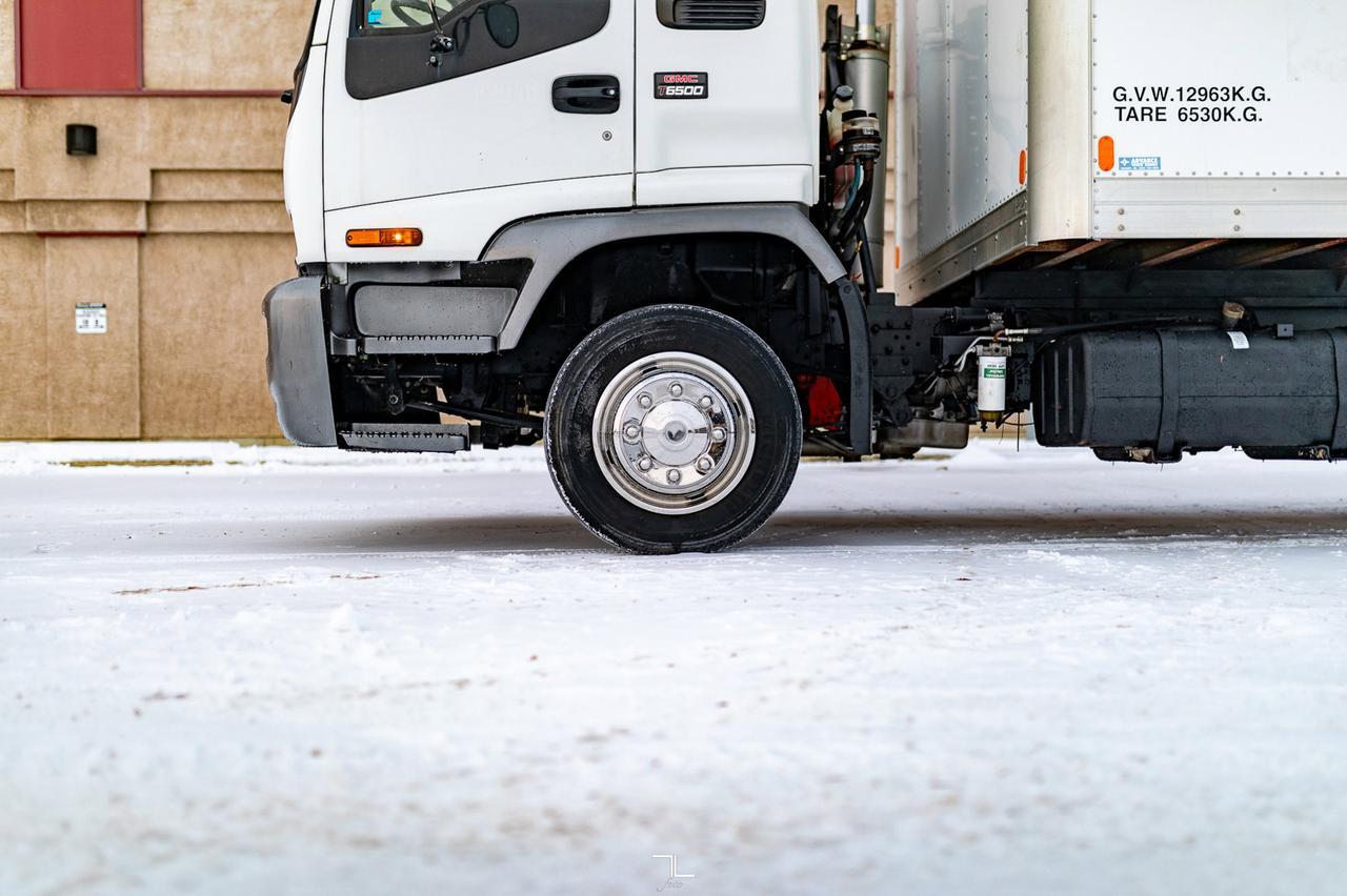 2006 GMC T-6500 Tilt Cab Cube Van Diesel Powerlift Tailgate Red Deer AB