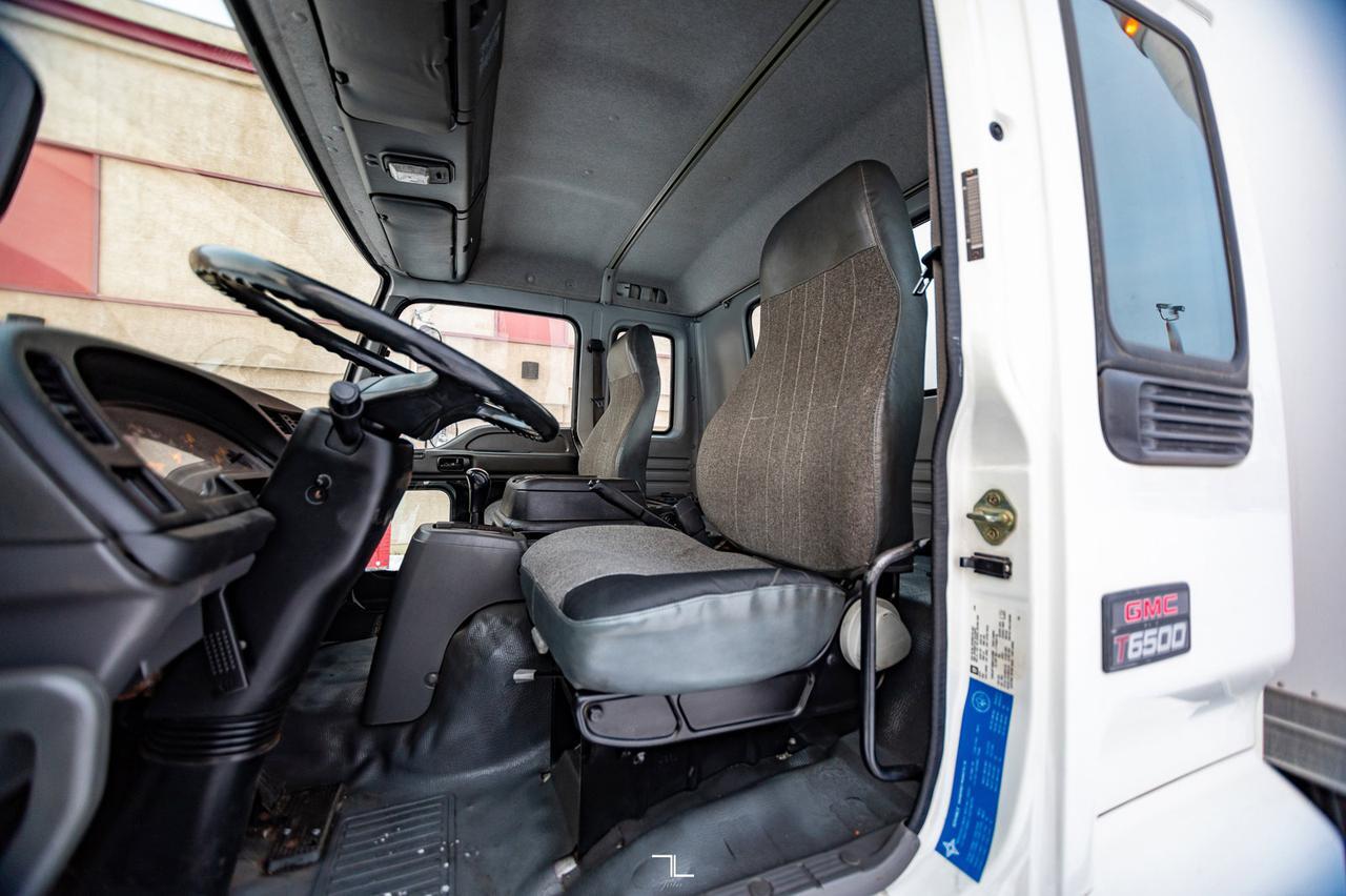 2006 GMC T-6500 Tilt Cab Cube Van Diesel Powerlift Tailgate Red Deer AB