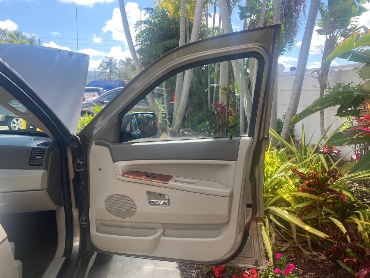 2006 Jeep Grand Cherokee Overland LOW MILES 57,372 1 OWNER 4WD Pompano Beach FL