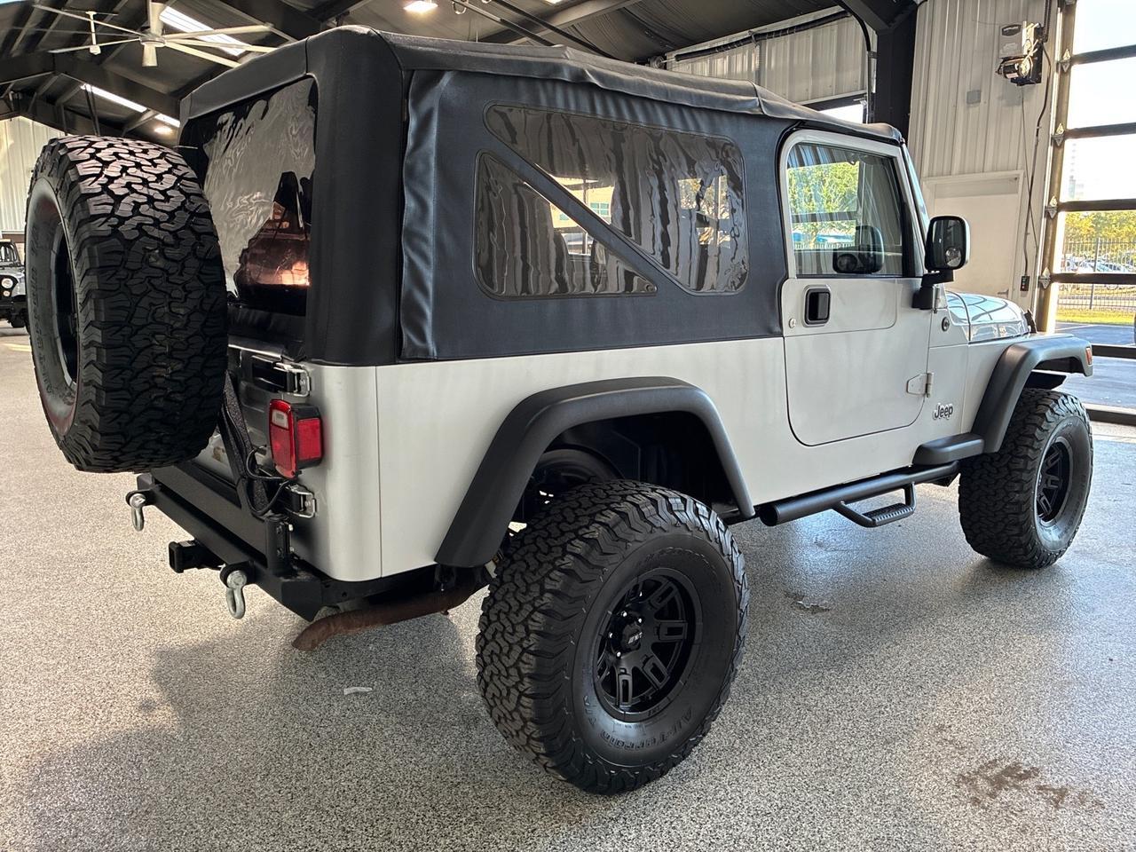 2006 Jeep Wrangler Unlimited LWB, 6-spd Manual, 4in Lift, 33in BFG All-Terrains, Bumpers, Winch, Bikini Top