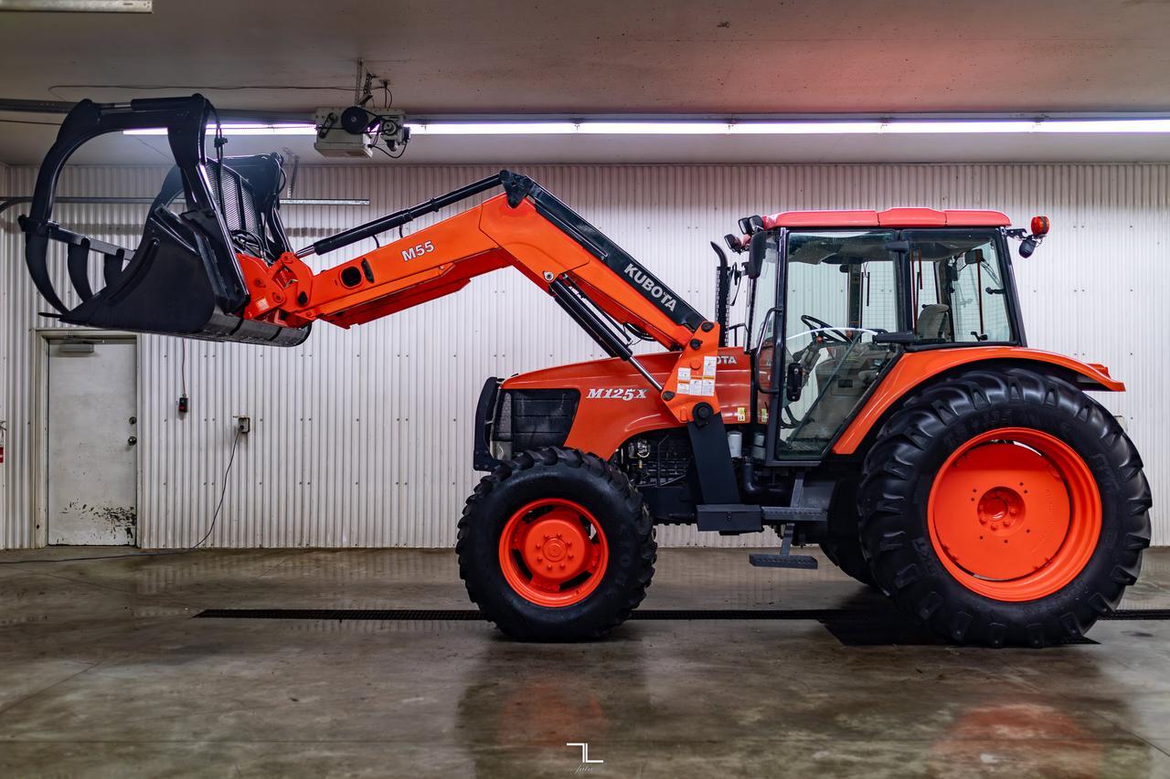 2006 Kubota M125X MFWD Tractor Loader Bucket Grapple Diesel Red Deer AB