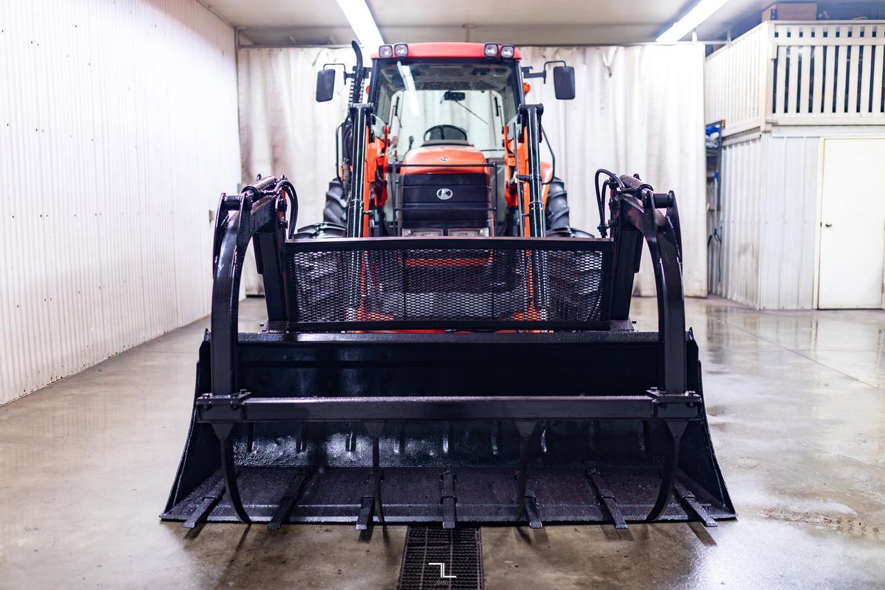 2006 Kubota M125X MFWD Tractor Loader Bucket Grapple Diesel Red Deer AB
