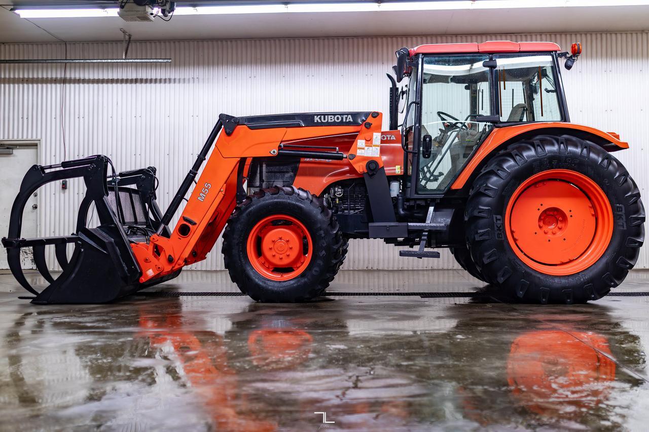 2006 Kubota M125X MFWD Tractor Loader Bucket Grapple Diesel Red Deer AB