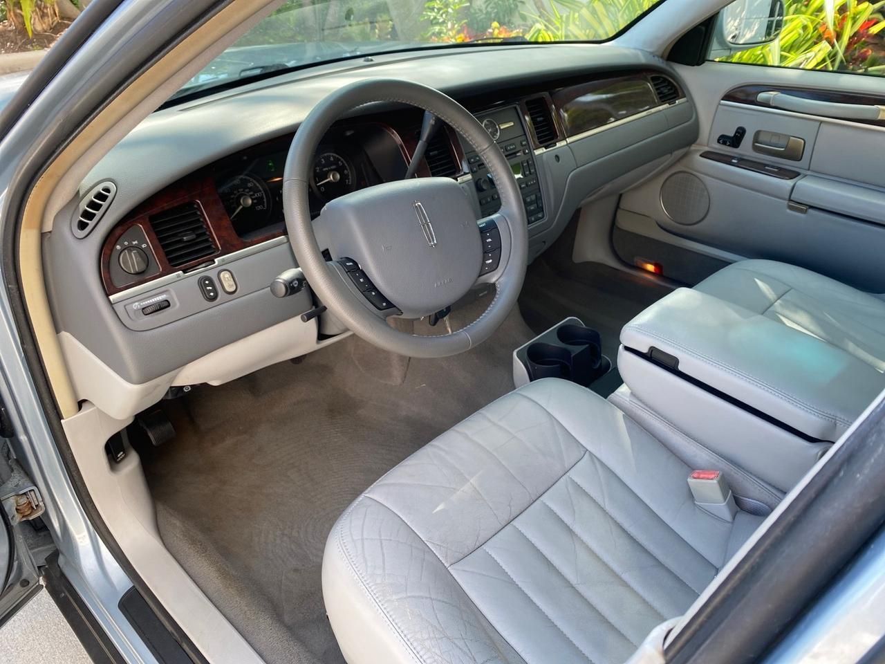 2006 Lincoln Town Car Signature LOW MILES 21,718 1 OWNER Pompano Beach FL