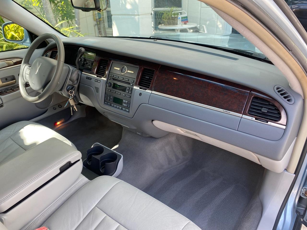 2006 Lincoln Town Car Signature LOW MILES 21,718 1 OWNER Pompano Beach FL
