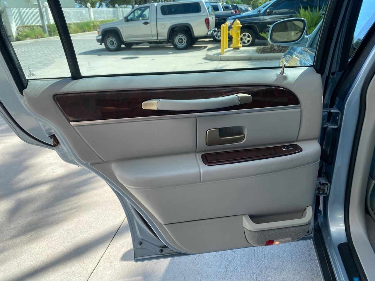 2006 Lincoln Town Car Signature LOW MILES 21,718 1 OWNER Pompano Beach FL