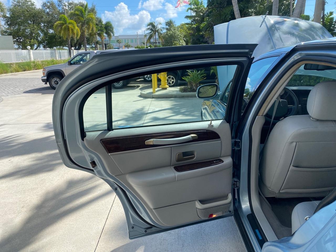 2006 Lincoln Town Car Signature LOW MILES 21,718 1 OWNER Pompano Beach FL
