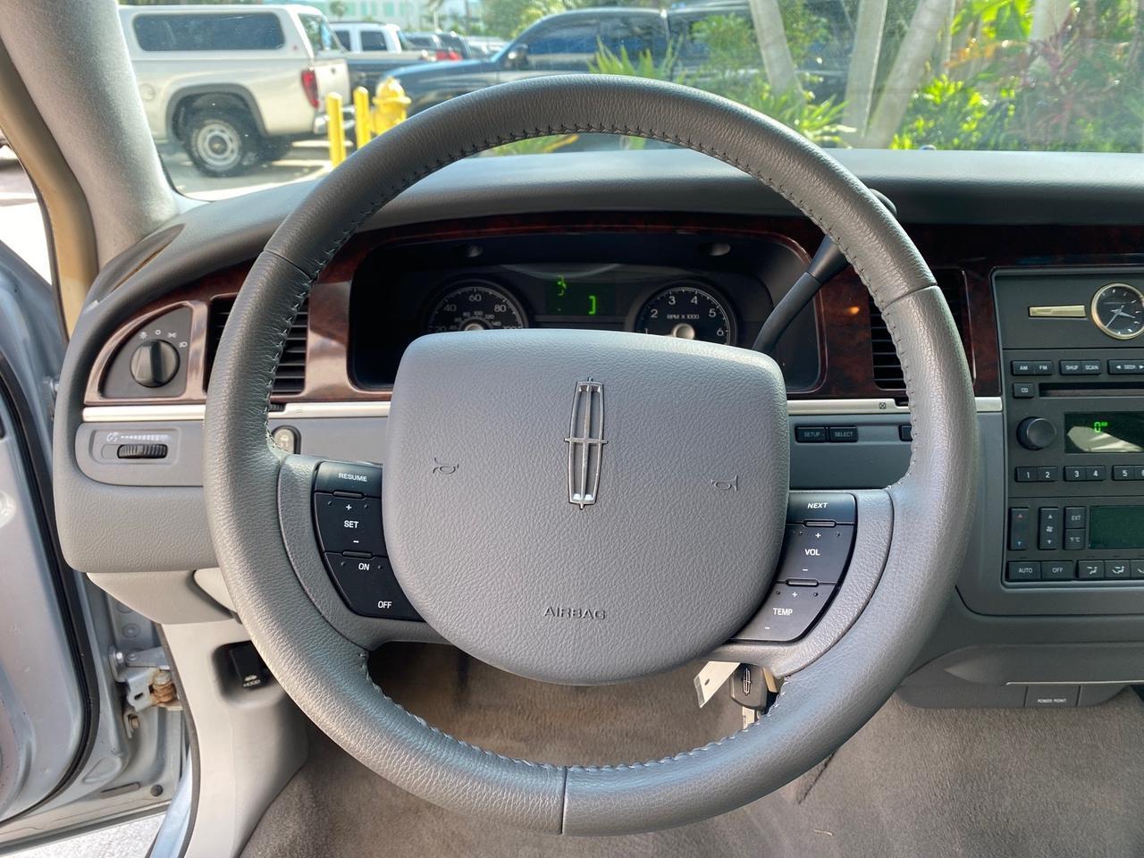 2006 Lincoln Town Car Signature LOW MILES 21,718 1 OWNER Pompano Beach FL