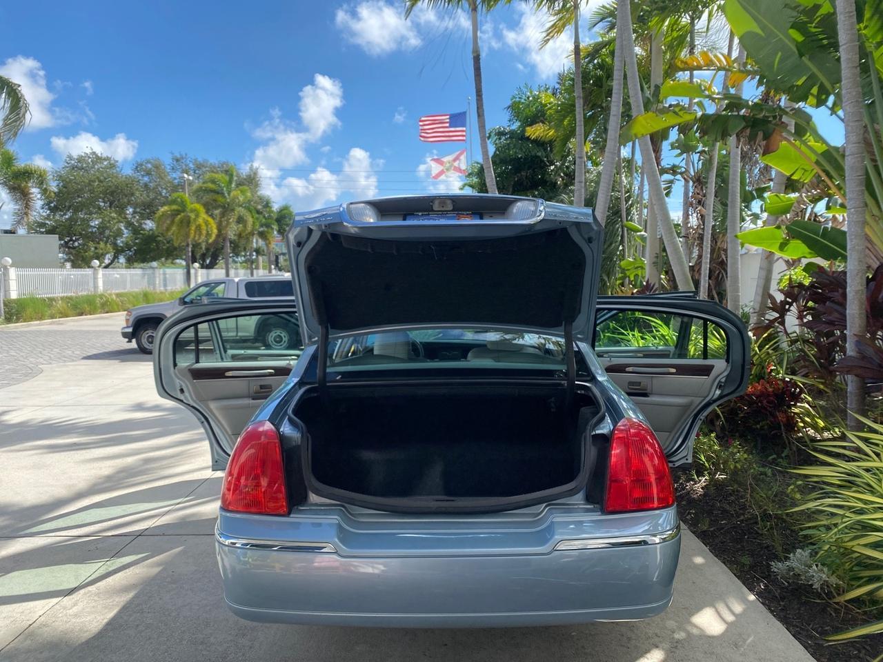 2006 Lincoln Town Car Signature LOW MILES 21,718 1 OWNER Pompano Beach FL