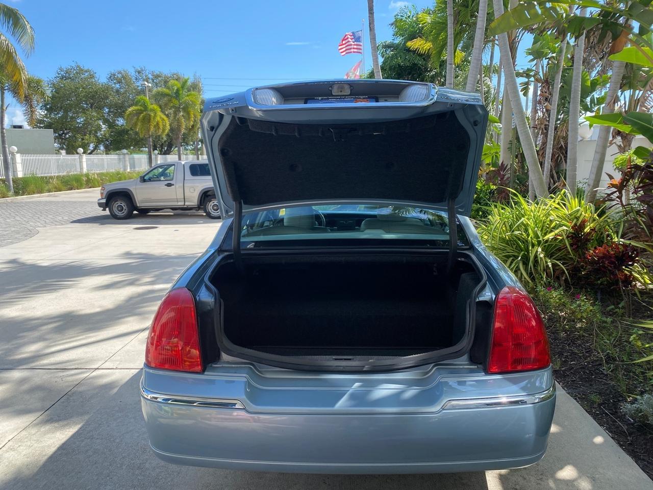 2006 Lincoln Town Car Signature LOW MILES 21,718 1 OWNER Pompano Beach FL