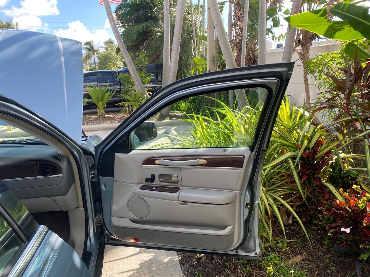 2006 Lincoln Town Car Signature LOW MILES 21,718 1 OWNER Pompano Beach FL