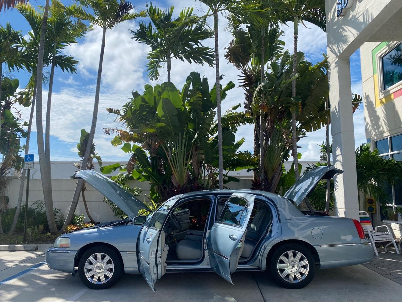 2006 Lincoln Town Car Signature LOW MILES 21,718 1 OWNER Pompano Beach FL