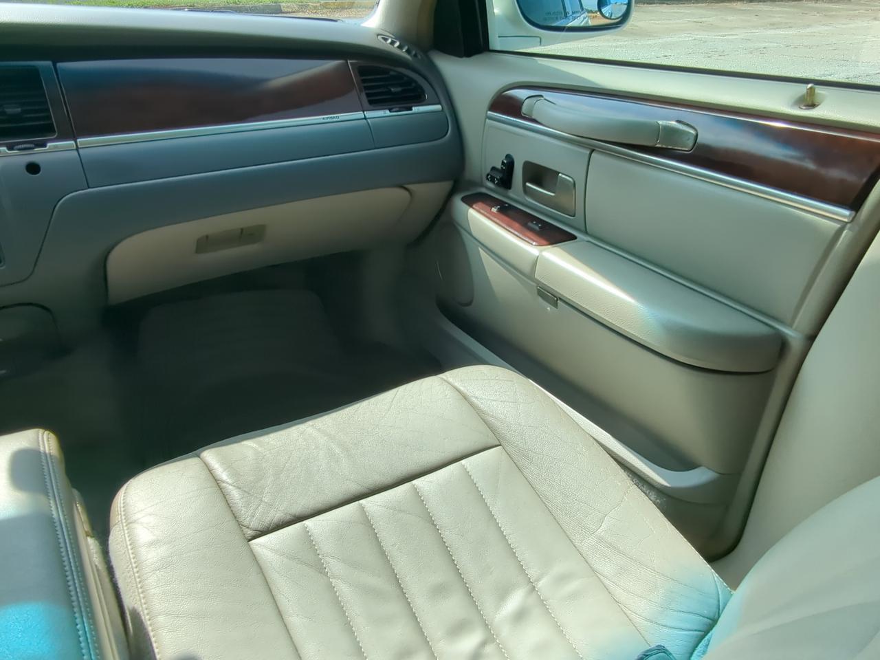 2006 Lincoln Town Car Signature Appleton WI