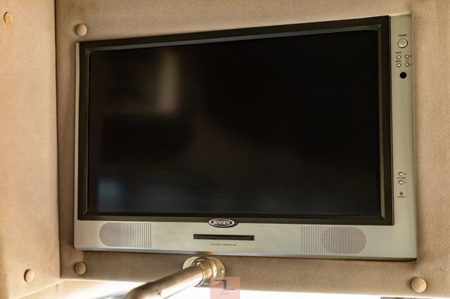 2007 Chevrolet CC5500 34 Passenger Bus Diesel TV Red Deer AB