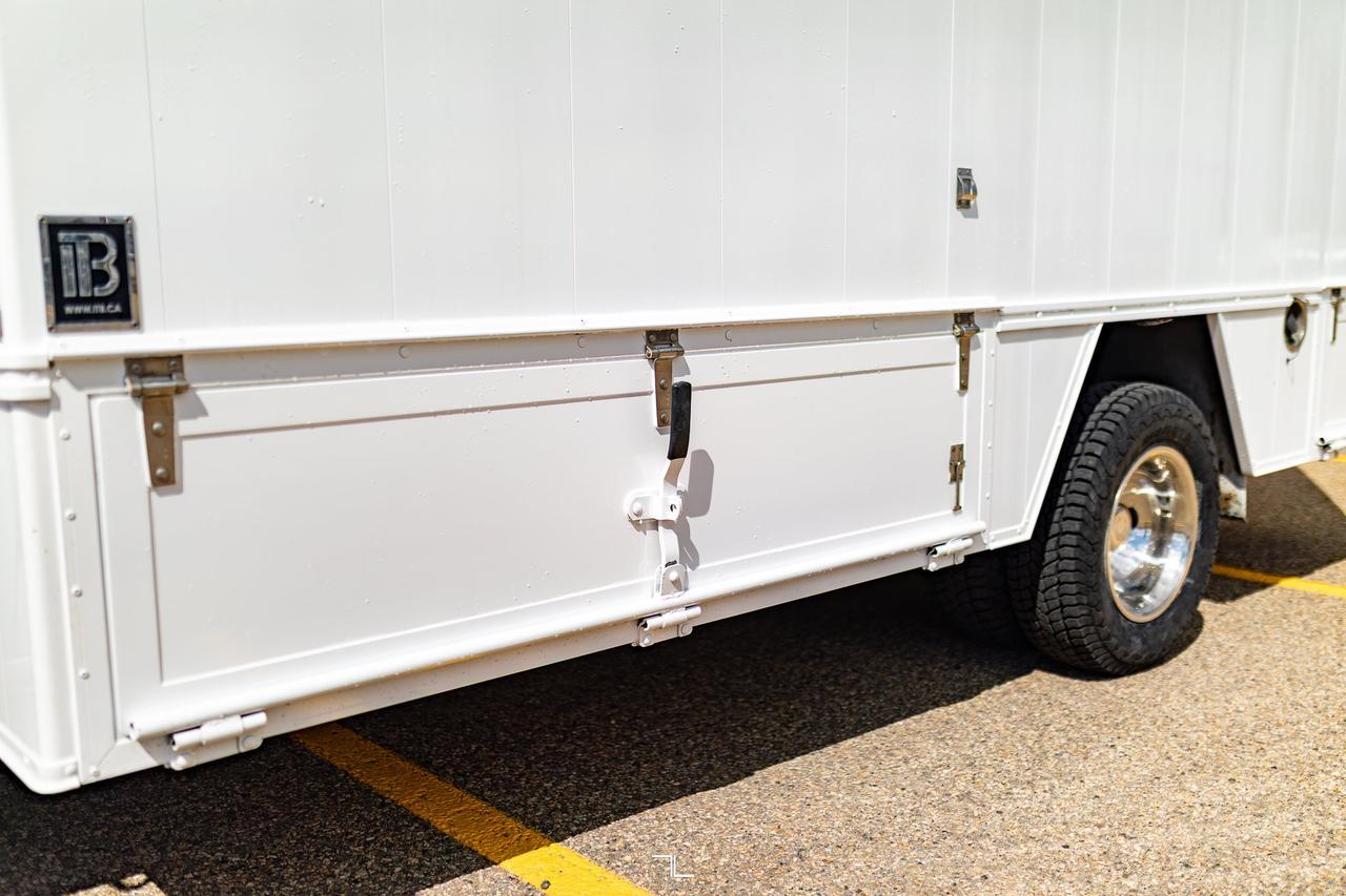 2007 Ford E-450 Cube Van Dually Red Deer AB