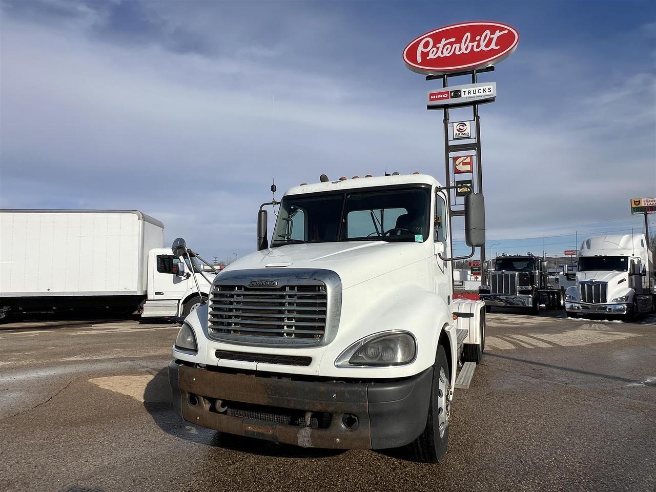 2007 Freightliner Columbia - 120 Non-Sleeper