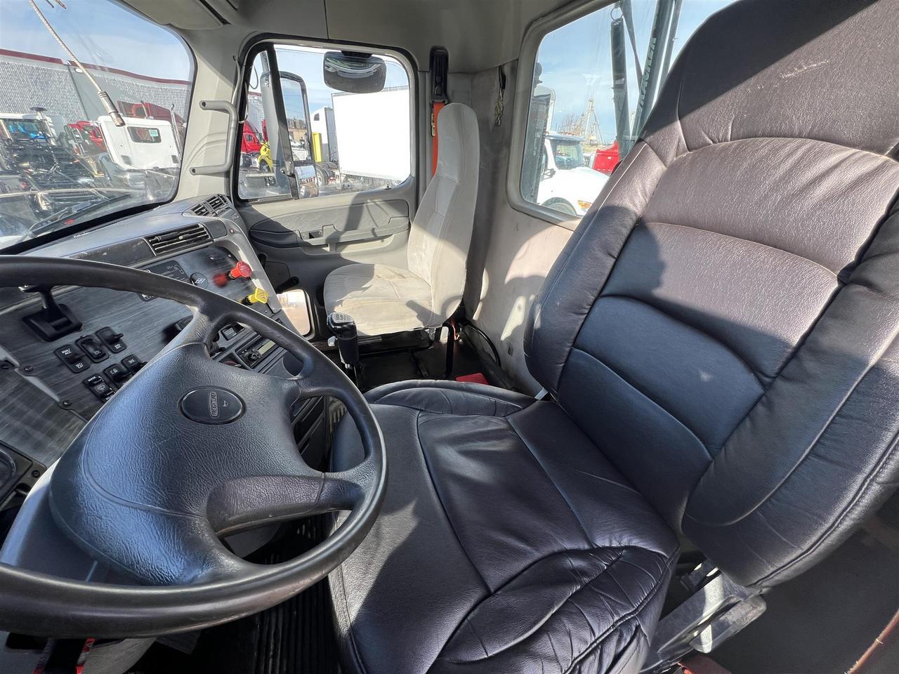 2007 Freightliner - image 11