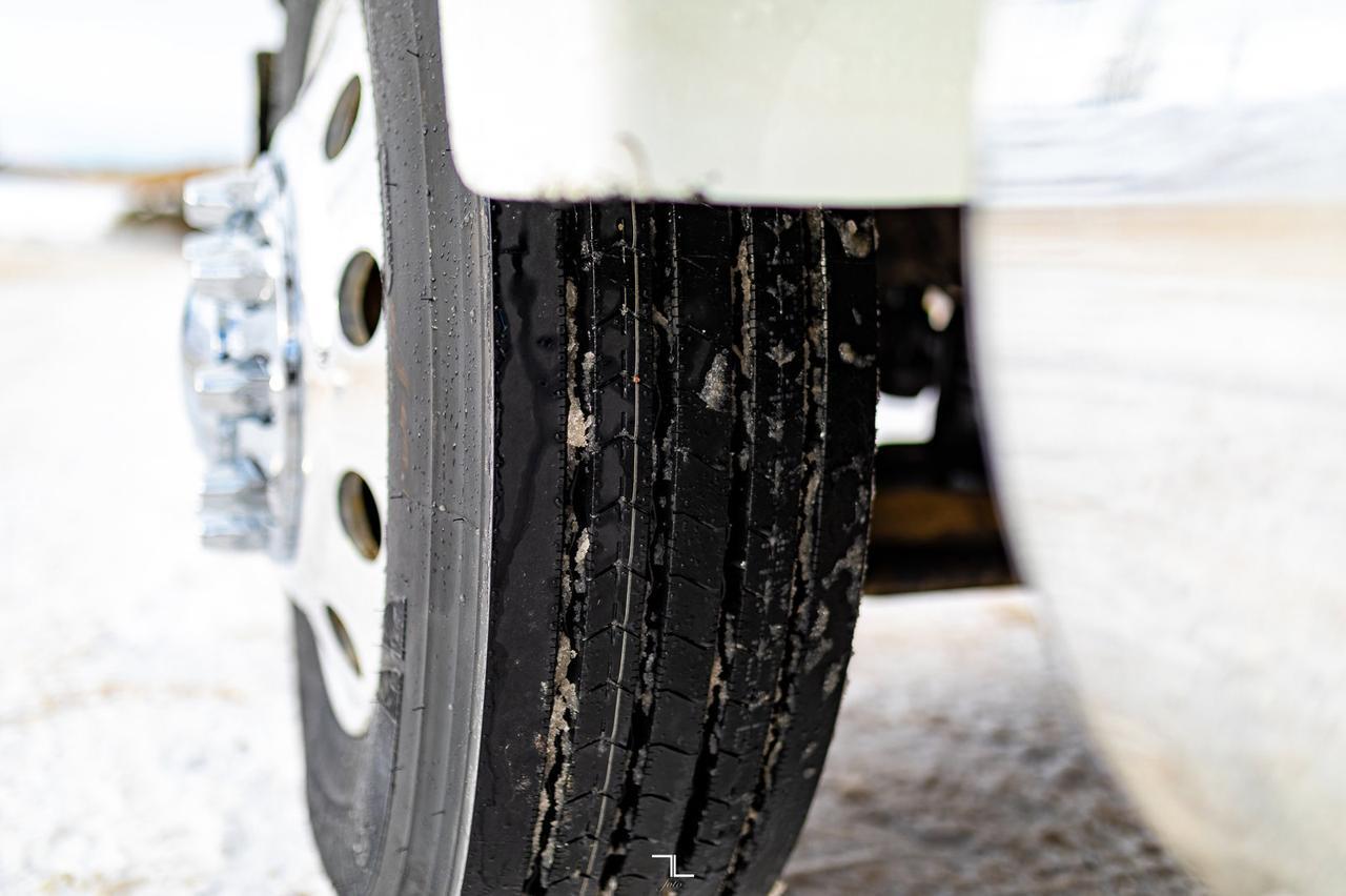 2007 International 9900i Daycab Truck Tractor Heavy Spec Diesel Red Deer AB