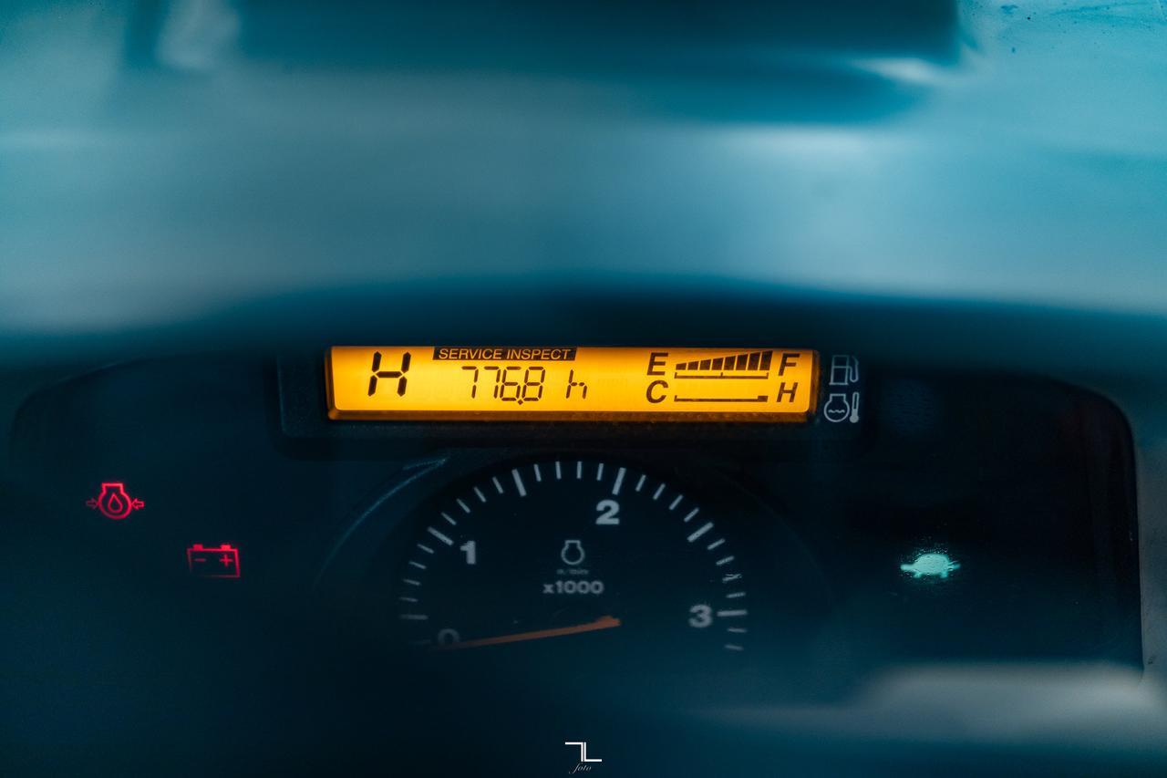 2007 Kubota L5740 MFWD Tractor Loader Bucket Diesel Red Deer AB