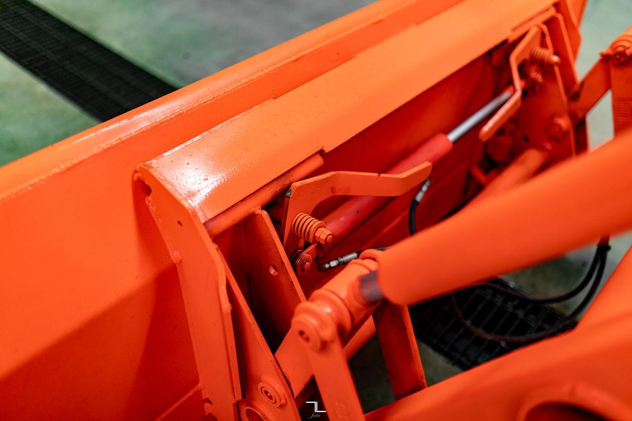 2007 Kubota L5740 MFWD Tractor Loader Bucket Diesel Red Deer AB