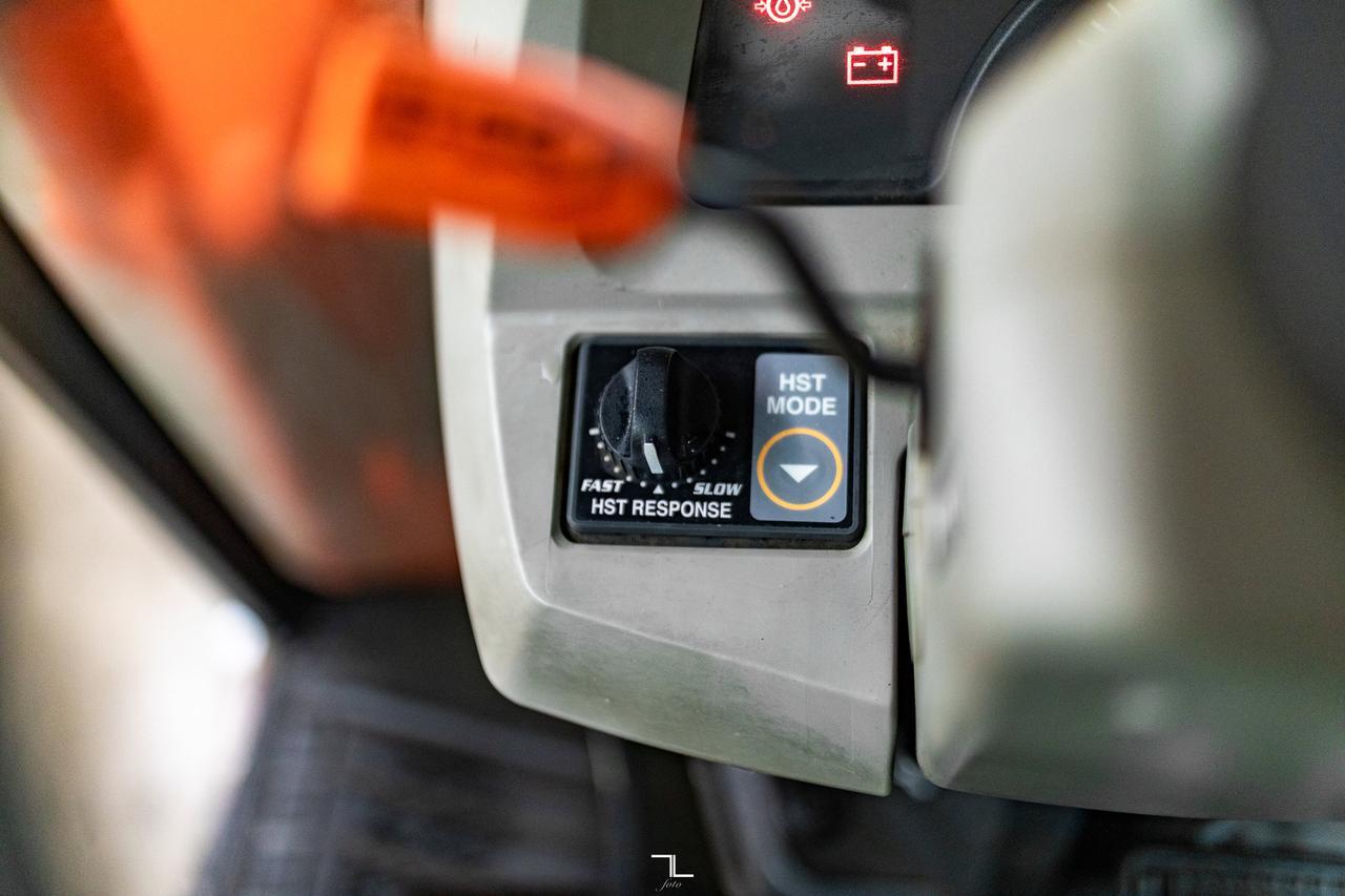 2007 Kubota L5740 MFWD Tractor Loader Bucket Diesel Red Deer AB