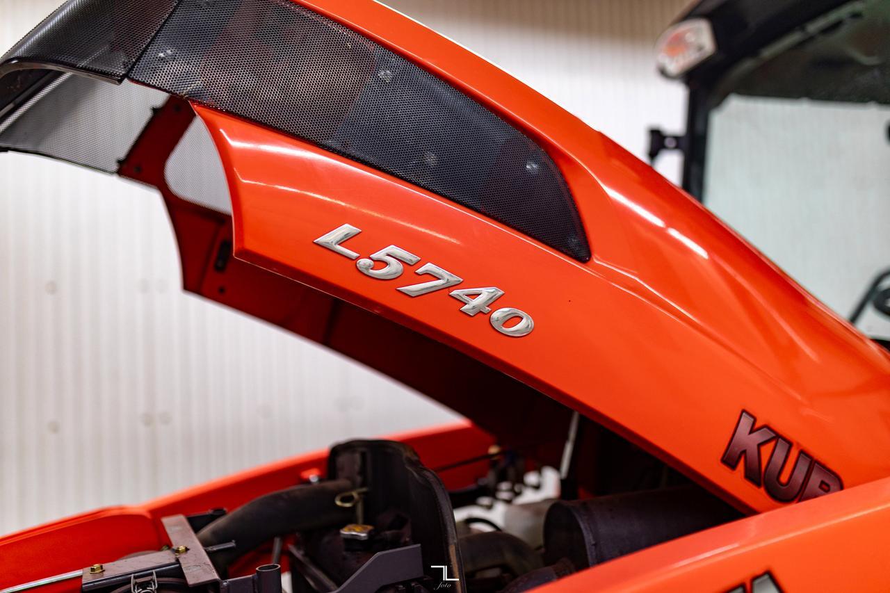 2007 Kubota L5740 MFWD Tractor Loader Bucket Diesel Red Deer AB