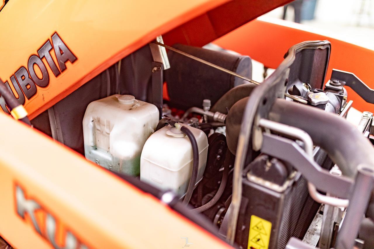 2007 Kubota L5740 MFWD Tractor Loader Bucket Diesel Red Deer AB