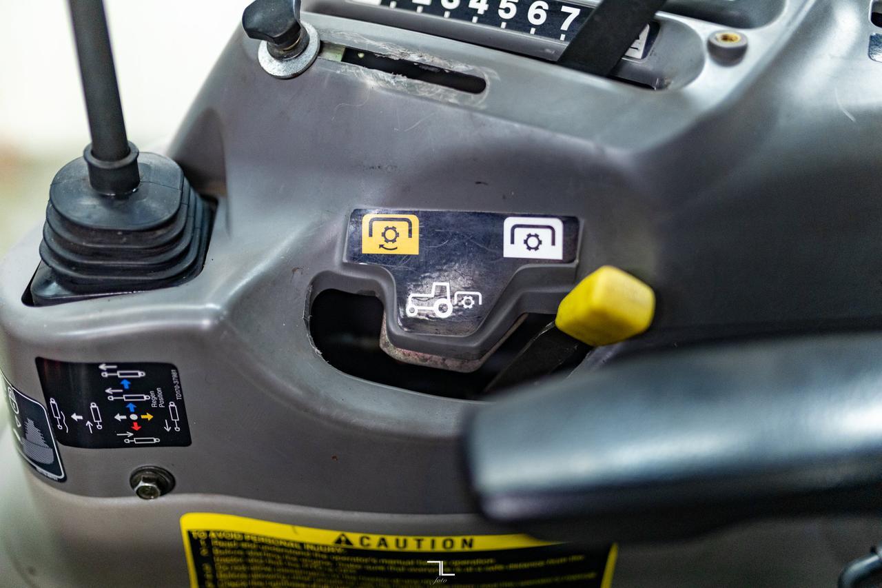 2007 Kubota L5740 MFWD Tractor Loader Bucket Diesel Red Deer AB