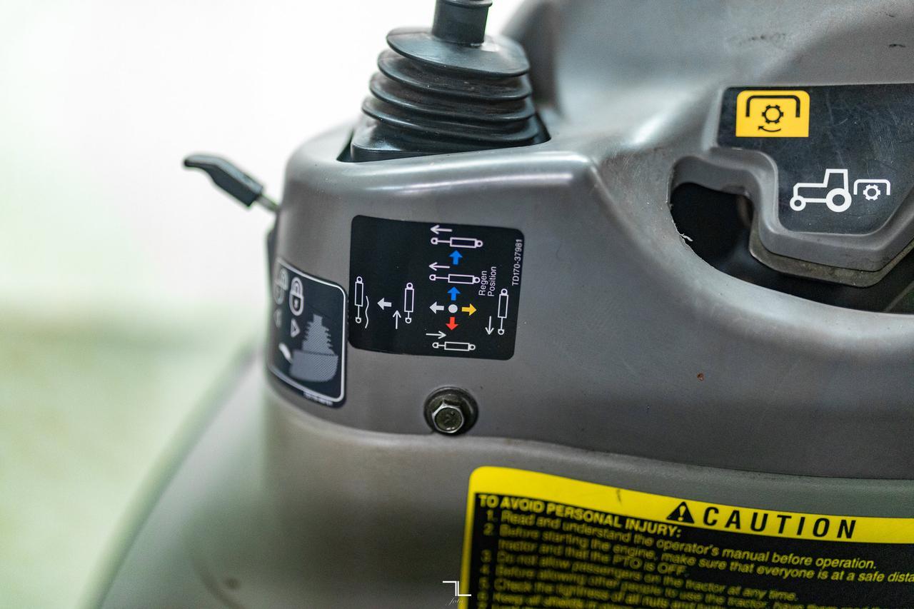 2007 Kubota L5740 MFWD Tractor Loader Bucket Diesel Red Deer AB