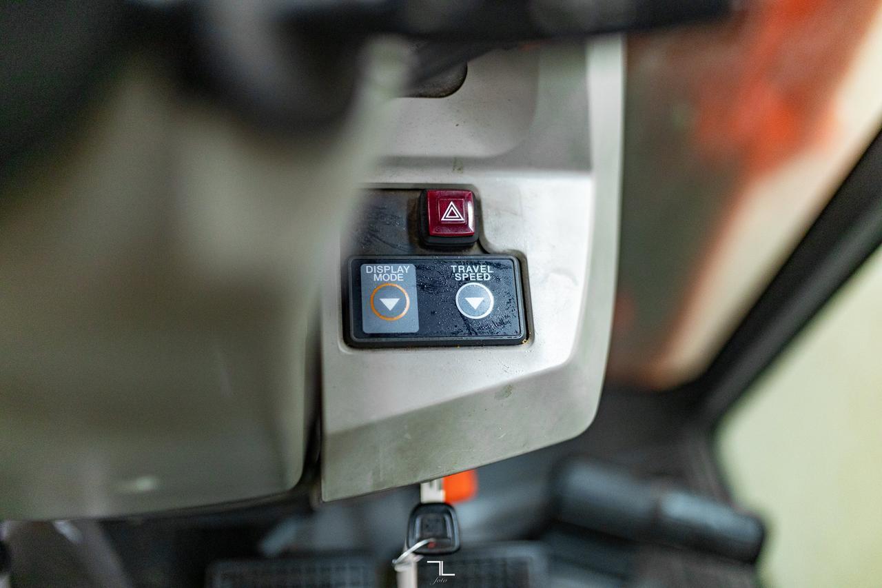 2007 Kubota L5740 MFWD Tractor Loader Bucket Diesel Red Deer AB