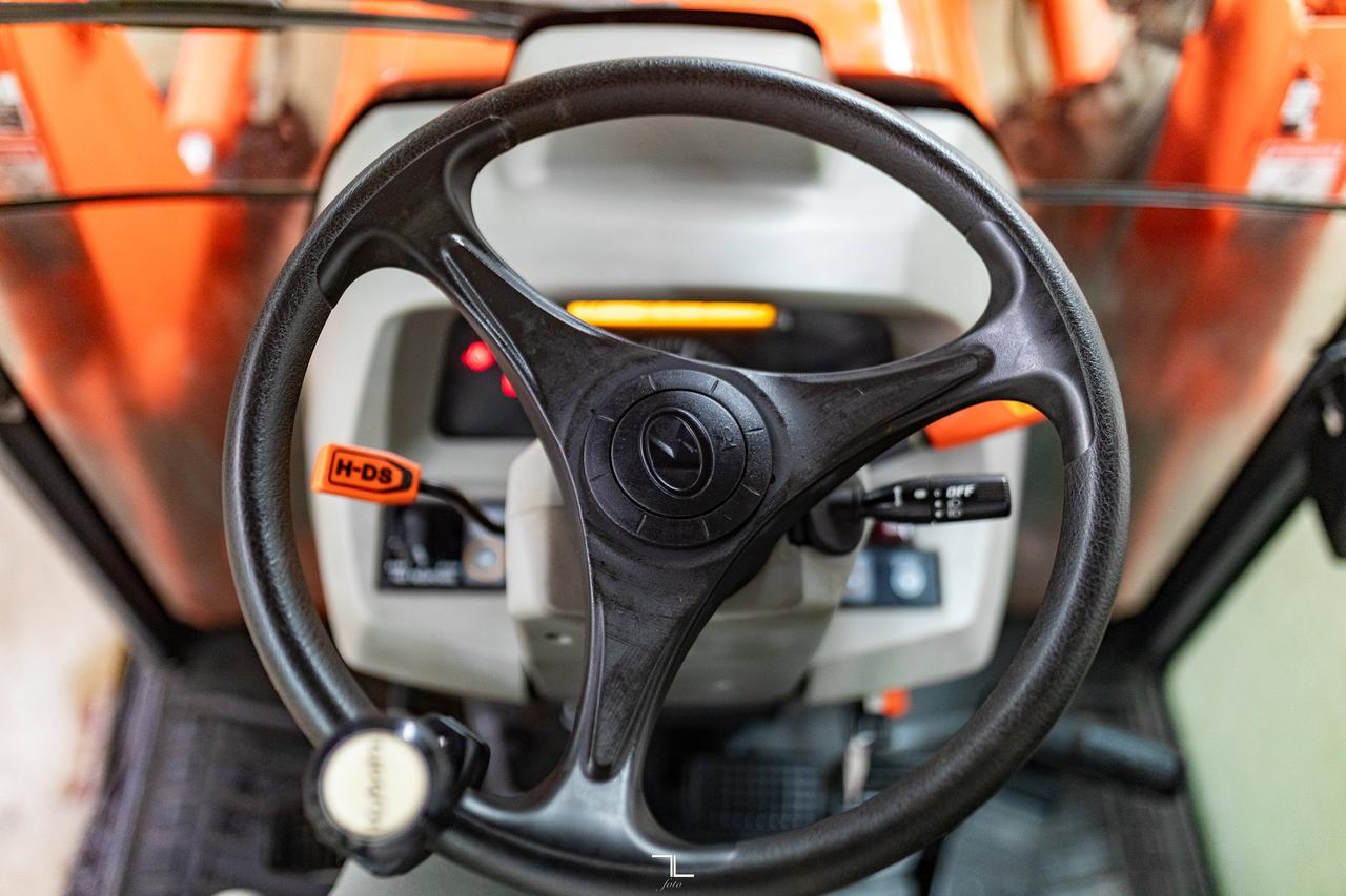 2007 Kubota L5740 MFWD Tractor Loader Bucket Diesel Red Deer AB