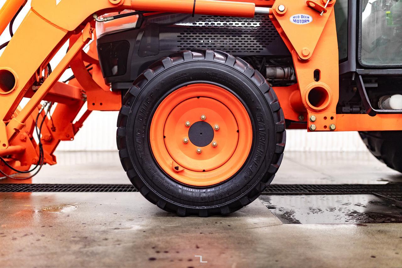 2007 Kubota L5740 MFWD Tractor Loader Bucket Diesel Red Deer AB