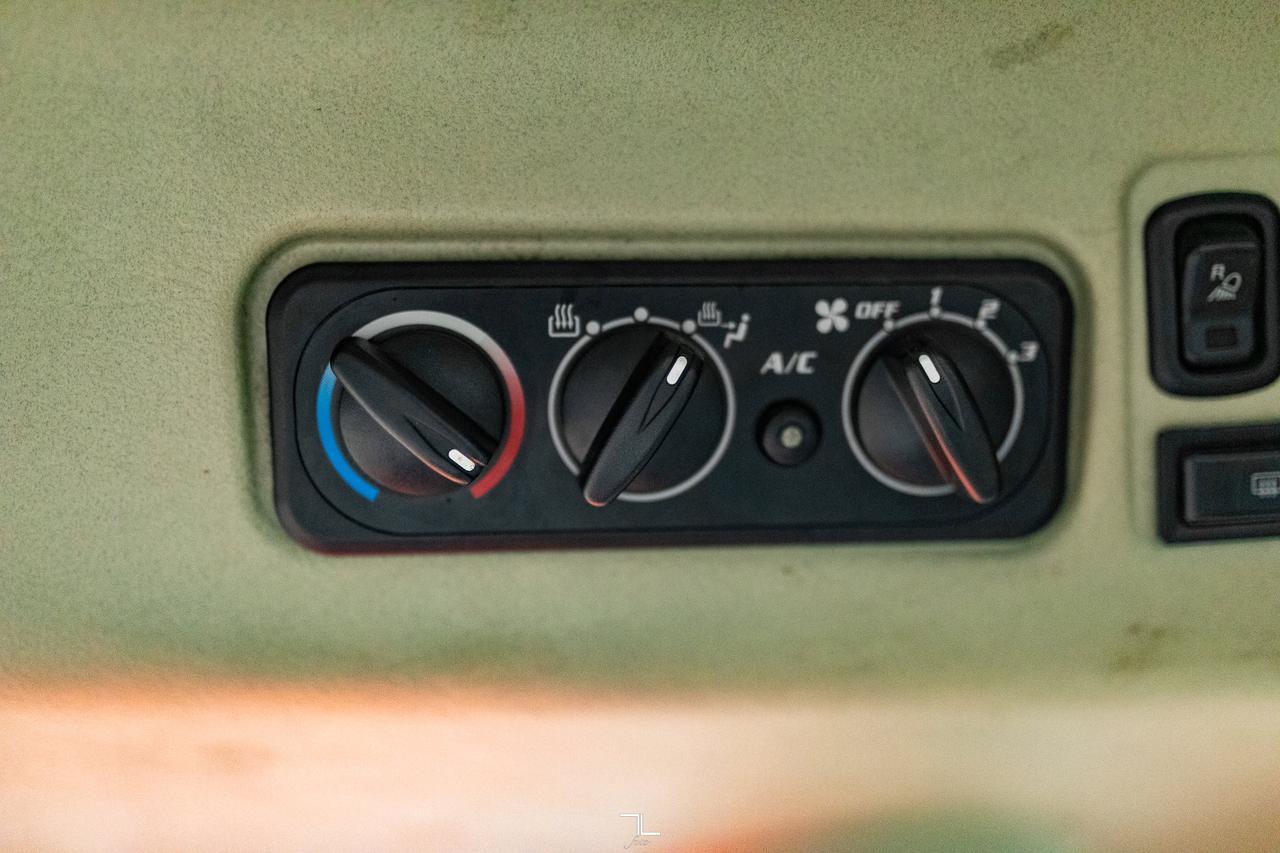 2007 Kubota L5740 MFWD Tractor Loader Bucket Diesel Red Deer AB