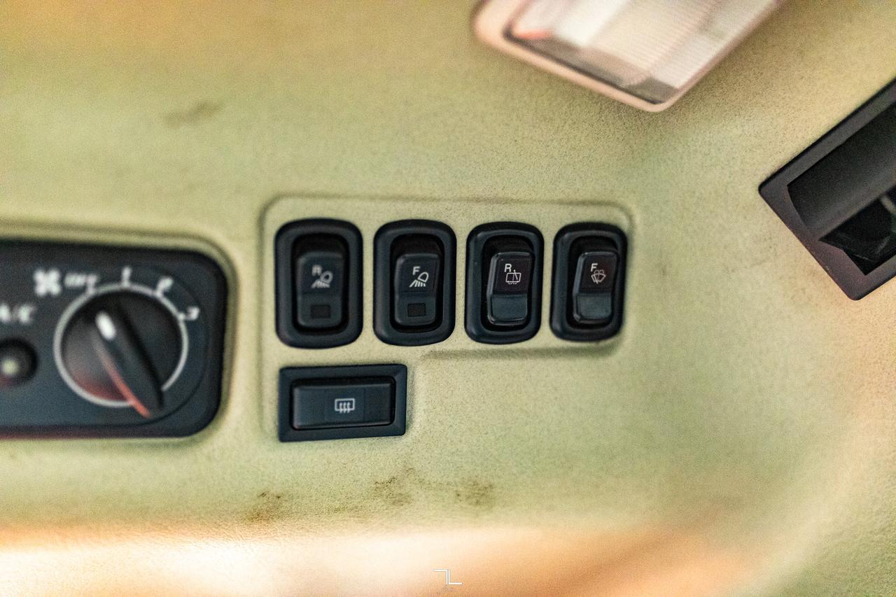 2007 Kubota L5740 MFWD Tractor Loader Bucket Diesel Red Deer AB