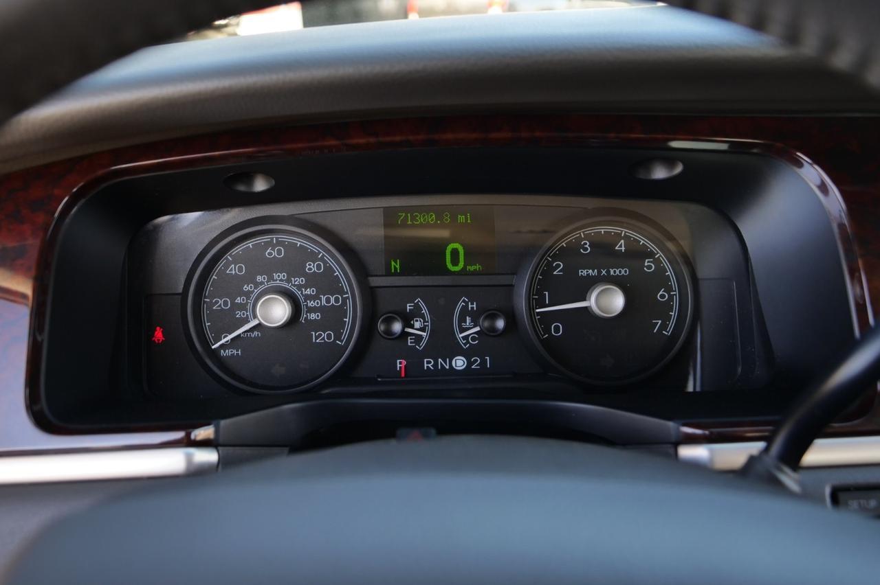 2007 Lincoln Town Car Signature / Leather Seating / 4.6L V8! Lincolnton NC