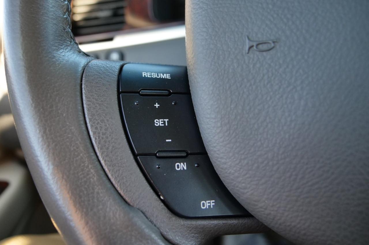 2007 Lincoln Town Car Signature / Leather Seating / 4.6L V8! Lincolnton NC