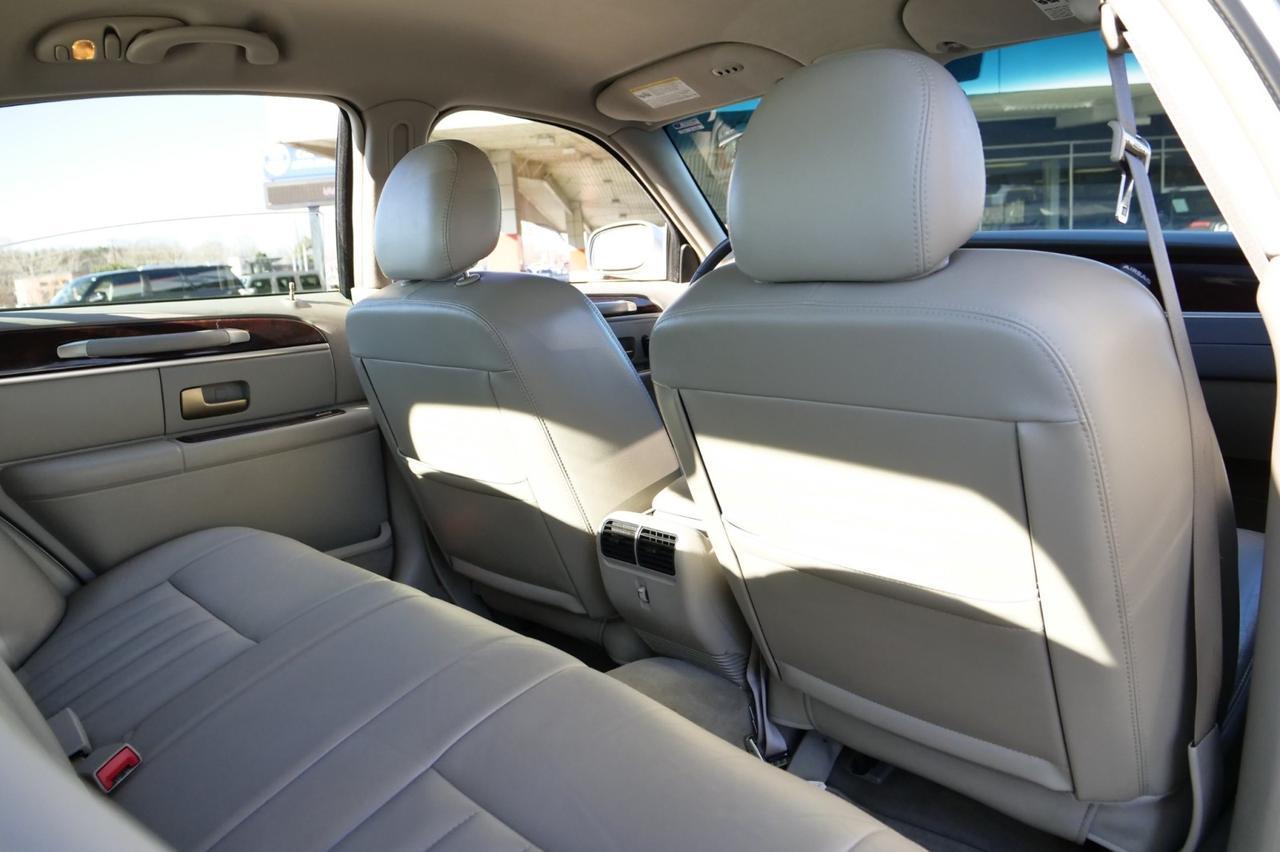 2007 Lincoln Town Car Signature / Leather Seating / 4.6L V8! Lincolnton NC